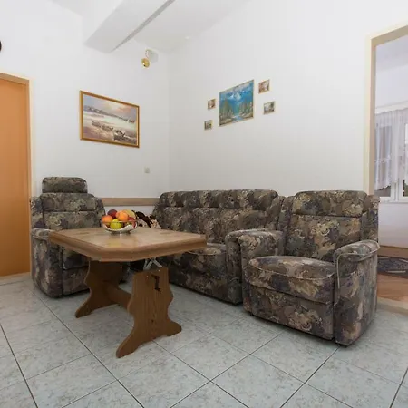 Nella Bella トロギール