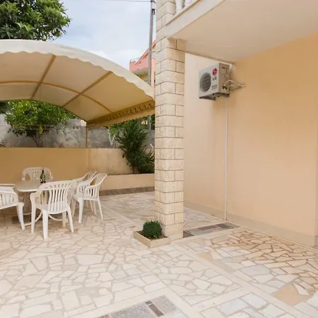 Nella Bella 트로기르